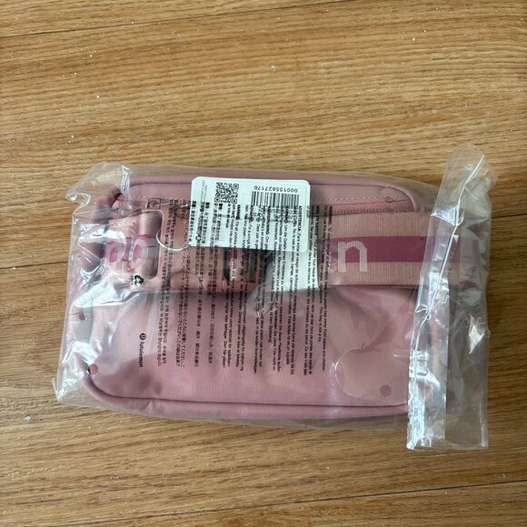Lululemon Athletic Everywhere Belt Bag 1L Woodmark NWT Pink Magenta Smoke Haze - Picture 2 of 6